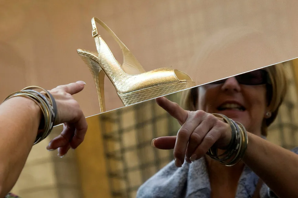 En kvinne betrakter en Jimmy Choo – sko i et utstillingsvindu på Via Condotti i Roma. Foto: Tony Gentile