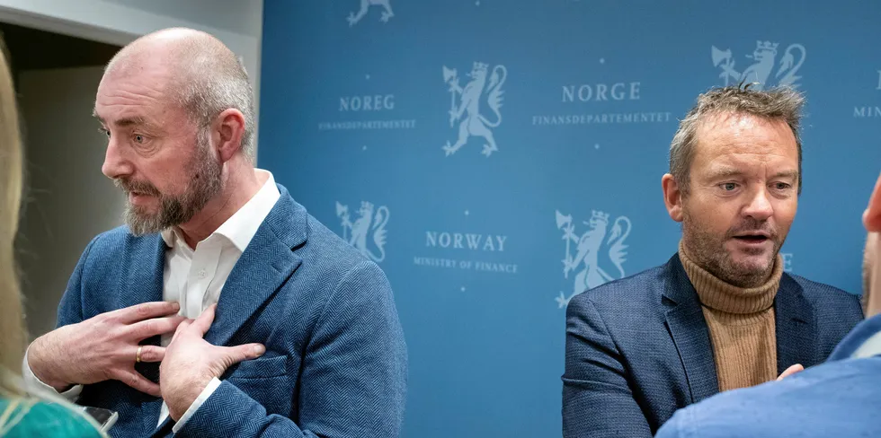 Fra pressekonferansen i Finansdepartementet med laksenæringen om grunnrenteskatt. Fra venstre Robert Eriksson, administrende direktør i Sjømatbedriftene og Geir Ove Ystmark.