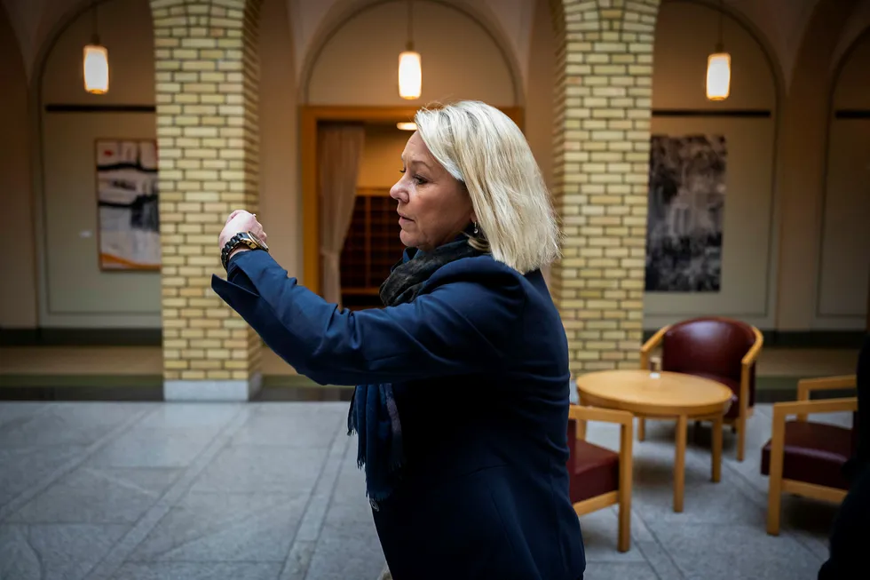 Justisminister Monica Mæland får kritikk av Justiskomiteens nestleder for å ha somlet med å gi PST et juridisk grunnlag for å jobbe mot påvirkningsoperasjoner. Både Arbeiderpartiet og Senterpartiet sender henne nå skriftlige spørsmål om saken.