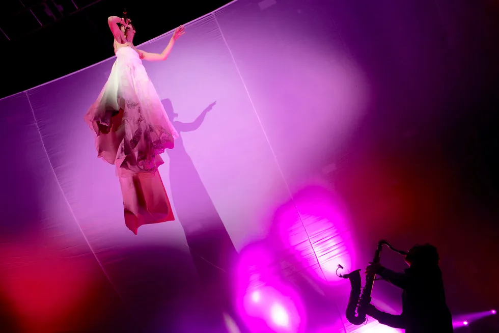 Har du sett min kjole? Lars Vaular tar mannsrollen til nye høyder på sin store konsert i Tøyenparken sist lørdag. På saksofon: Kjetil Møster. Foto: Monica Strømdahl/Aftenposten/NTB Scanpix