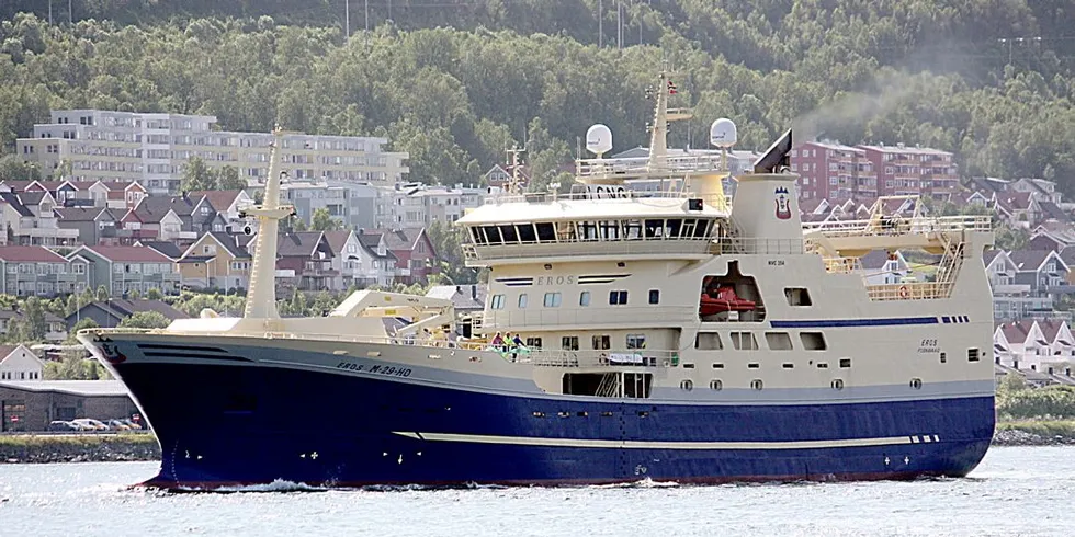 ?Eros?, for tida innleid til Havforskningen, siger her inn til kai i Tromsø for mannskapsbytte før makrelltoktet fortsetter videre nordover. Foto: Arne Fenstad