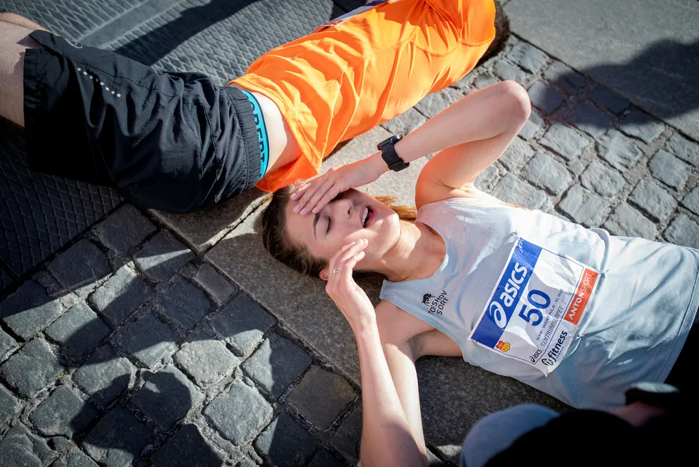 – Jeg prøver å unngå tvangstanker før et løp, og har egentlig et eksperimentelt forhold til forberedelser, sier Sigrid Jervel Våg, som her henter inn pusten etter ti kilometer. Foto: Skjalg Bøhmer Vold