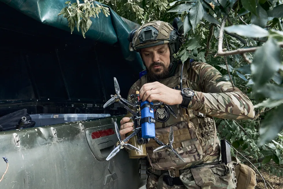 En ukrainsk soldat gjør klar en drone ved frontlinjen i Zaporizjzje-regionen, øst i landet.