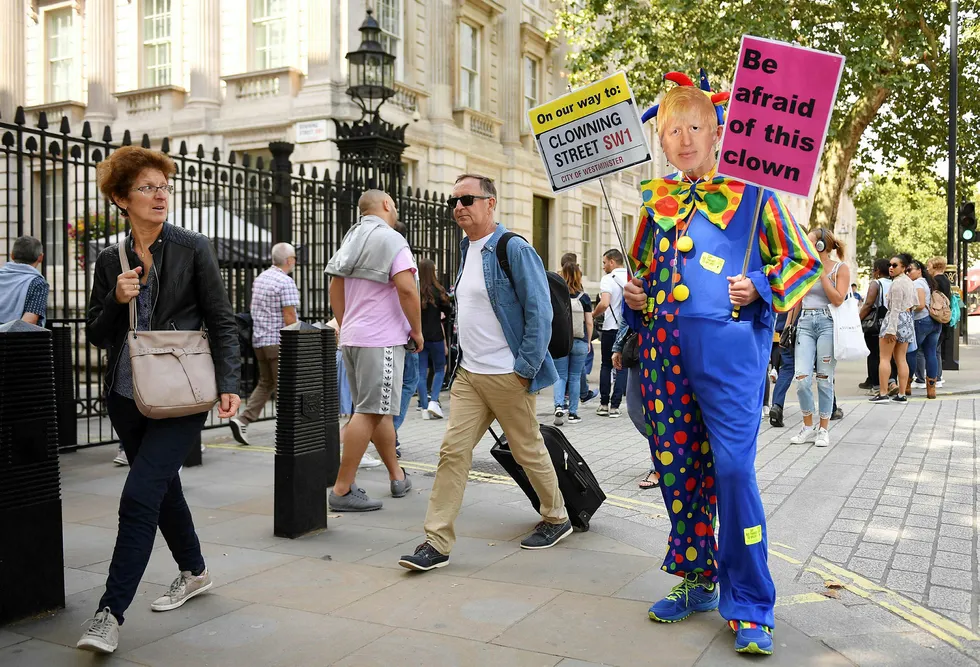 En demonstrant iført klovnekostyme og en Johnson-maske tok nylig oppstilling utenfor porten til statsministerboligen i Downing Street.