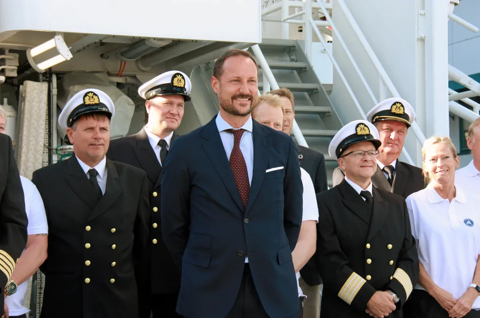 Kronprins Haakon med mannskap og offiserer om bord på «Dr. Fridtjof Nansen». Prestisjeskipet ble levert fra Astilleros Gondan-verftet i Spania i 2017, opereres av Havforskningsinstituttet og eies av norske Norad.