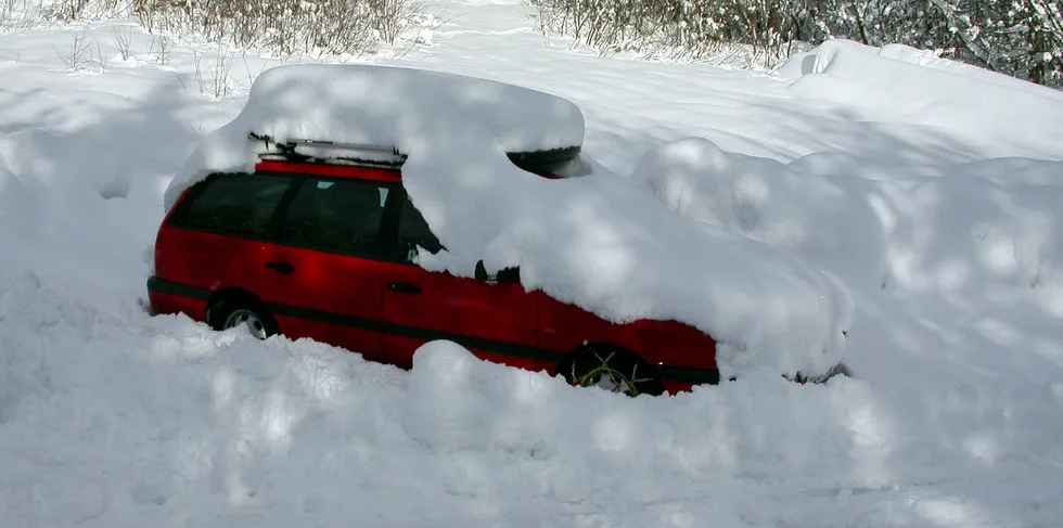 Magasinene i fjellet er nedsnødd, som denne bilen. Ikke på 30 år har man sett tilsvarende i snømagasinene.