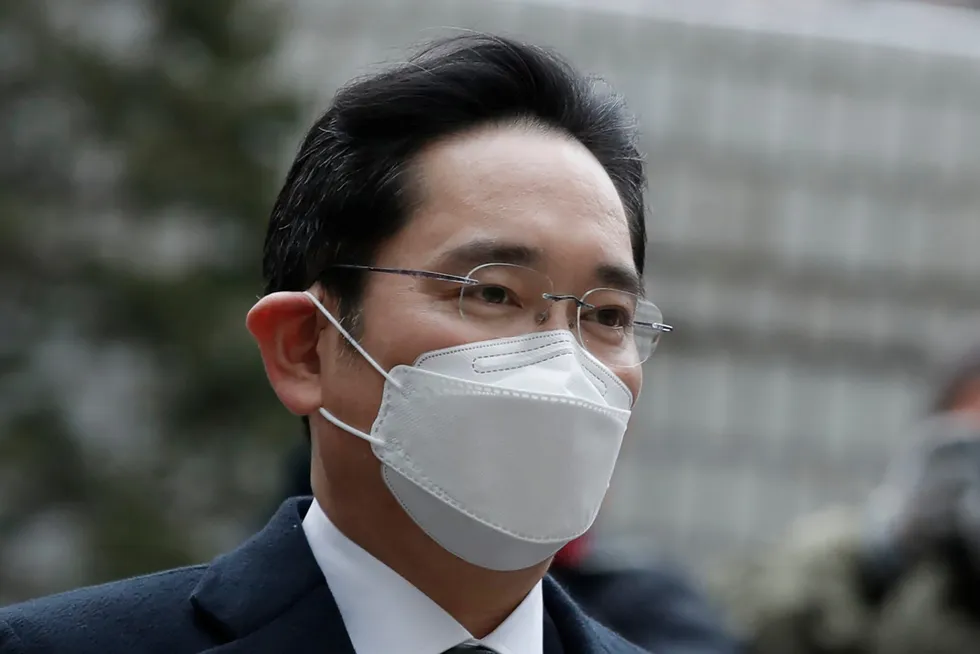 Samsung-arving Lee Jae-yong ankommer retten i Seoul.