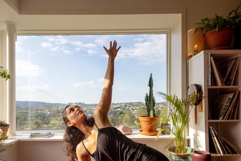 Synnøve Saenger bruker yoga, musikk og tilpasser arbeidsmengden etter syklusen sin. Slike tilpasninger bør arbeidsgiver forsøke å imøtekomme. Standardisert fri rundt menstruasjon blir derimot en bjørnetjeneste.