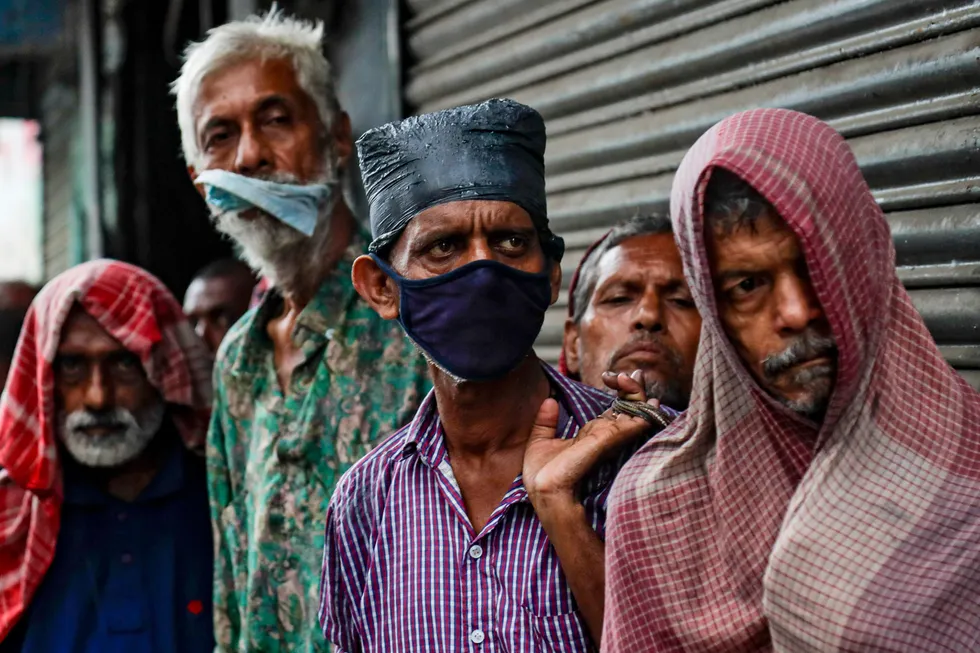 Fattige og hjemløse i byen Kolkata, India. Årlig hvitvasking anslås å tilsvare mer enn verdien av Statens pensjonsfond utland, og det er de fattigste menneskene i verden som rammes, skriver artikkelforfatterne.