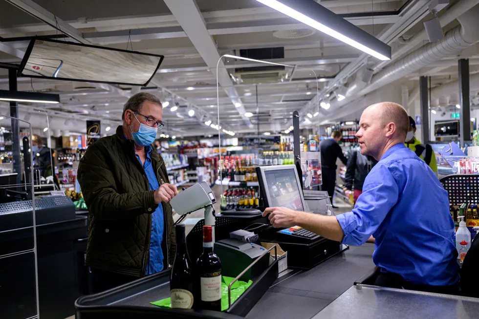 Vinmonopolet selger somaldri før. Her kunde Dag Leren (til venstre) og Jetmund Ringstad, butikksjef på Vinmonopolet på Oslo S.
