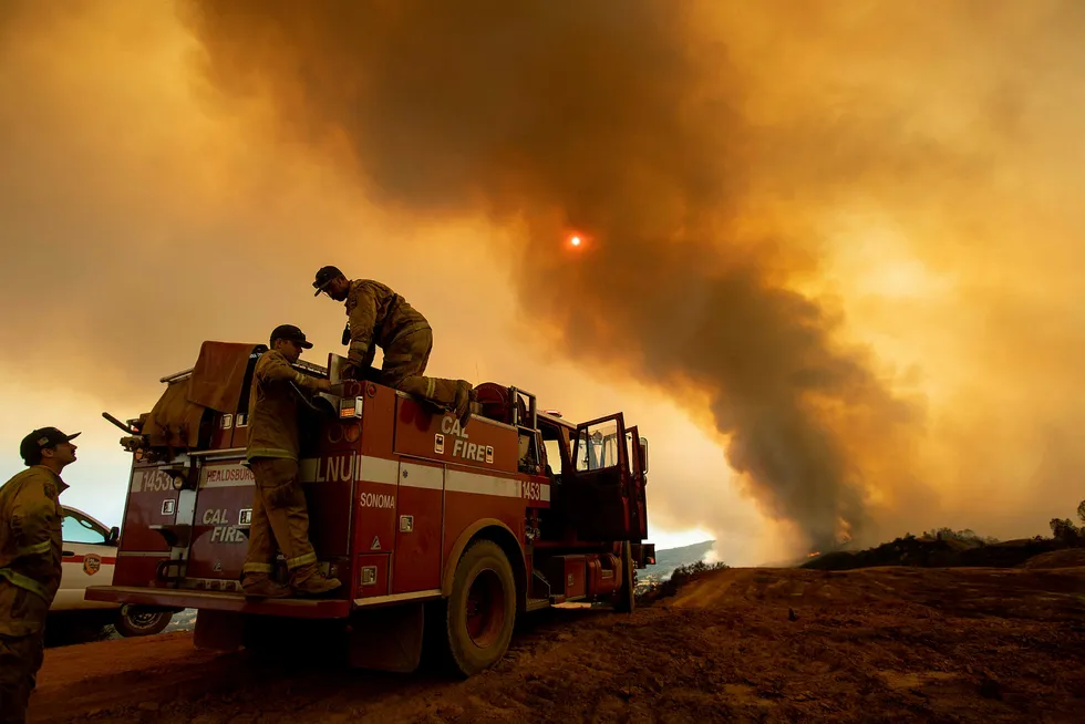 Over 14.000 brannmannskaper kjemper nå mot den rekordstore skogbrannen i California.