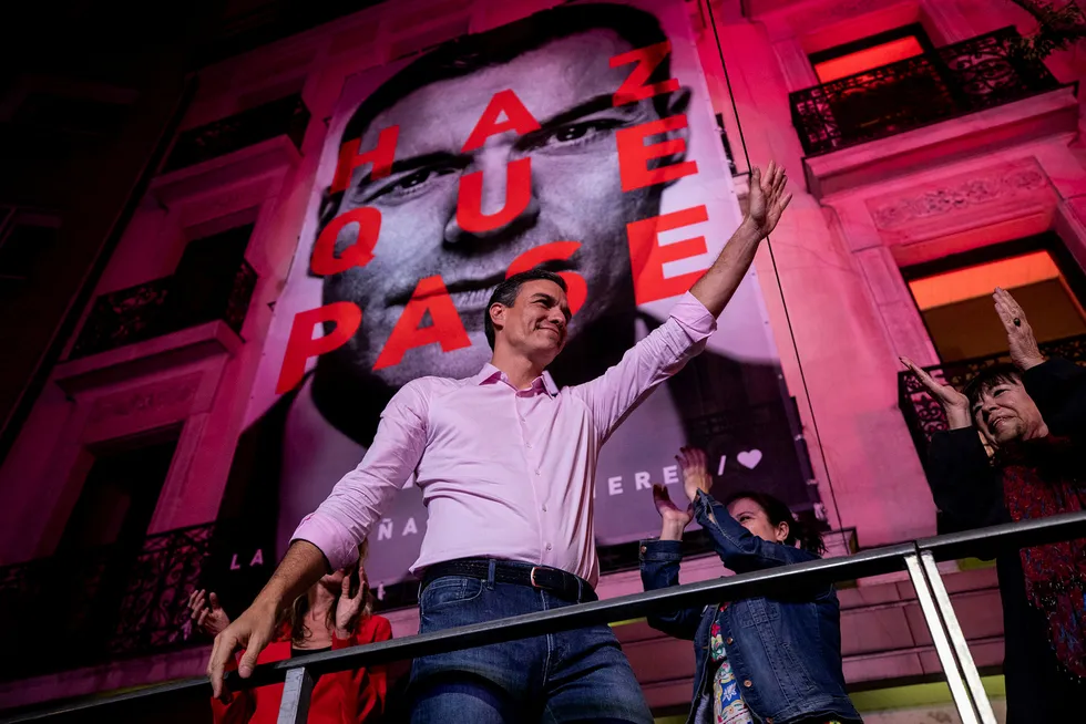 Spanias statsminister og leder av sosialistpartiet, Pedro Sanchez, vinker til tilhengere etter at valgseieren er klar.