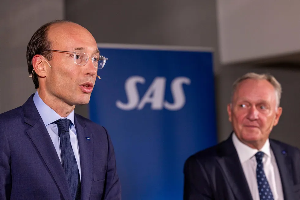 Konsernsjef Anko van der Werf (til venstre) og styreleder Carsten Dilling presenterer SAS' nye eiere i Stockholm.