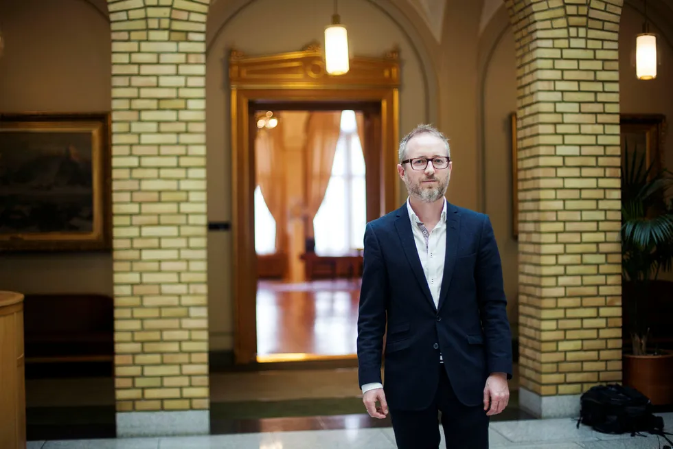 Kontrollkomitemedlem Bård Vegar Solhjell (SV) ber stortingspresidenten tenke seg om. Foto: Javad Parsa