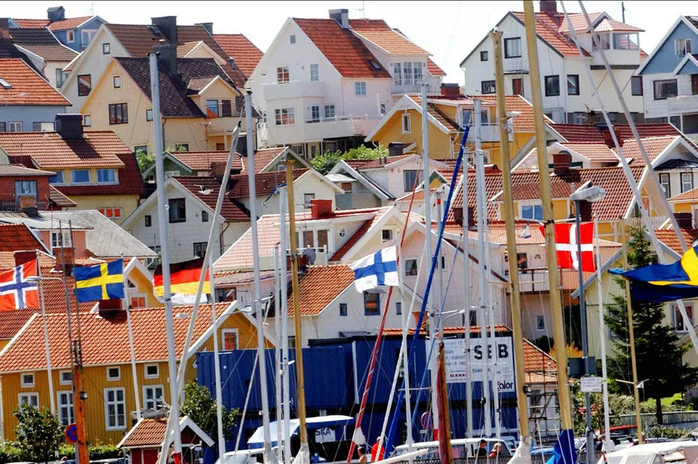 Mange nordmenn har hytter, hus og leiligheter i Sverige – her fra havnen i Strömstad.