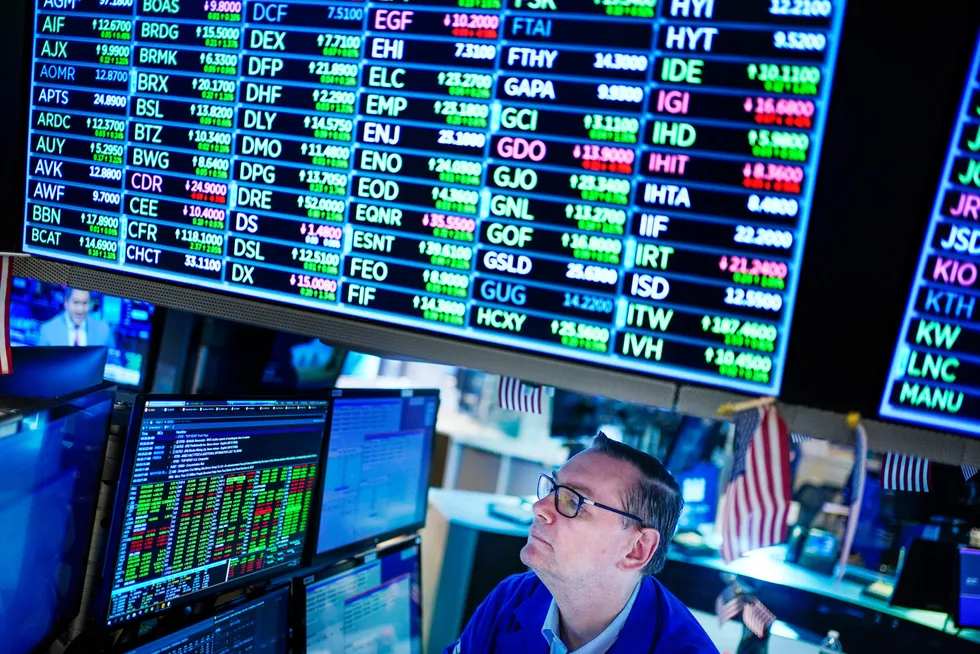 Etter en vinglete mandag stiger indeksene på Wall Street.