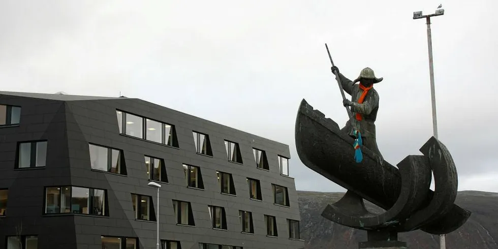 Kystens Hus med det berømte fangsmonumentet til minne om falne fangstmenn på Stortorget i Tromsø.2015-12-09Foto: Privat