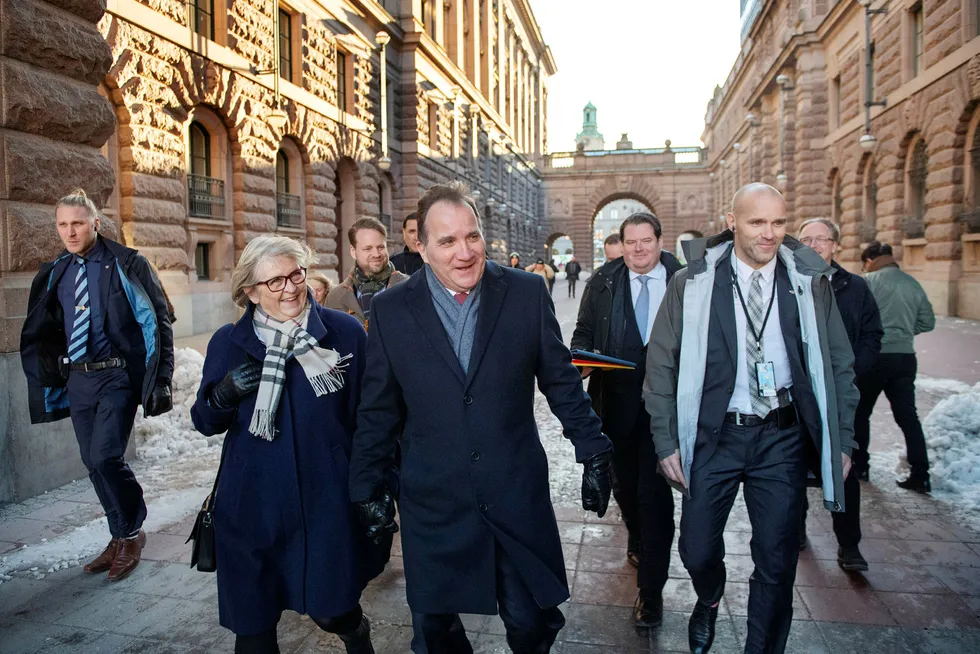 Fredag fikk Sverige ny regjering, og Stefan Löfven ble «sluppet frem» på ny. Her forlater han riksdagen sammen med sin kone Ulla Löfven.