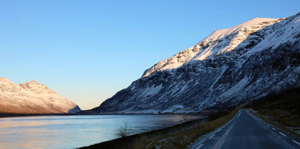 Tre fylkesveier i Troms og Finnmark får støtte. Her fra fylkesvei 347 på Arnøya i Troms.