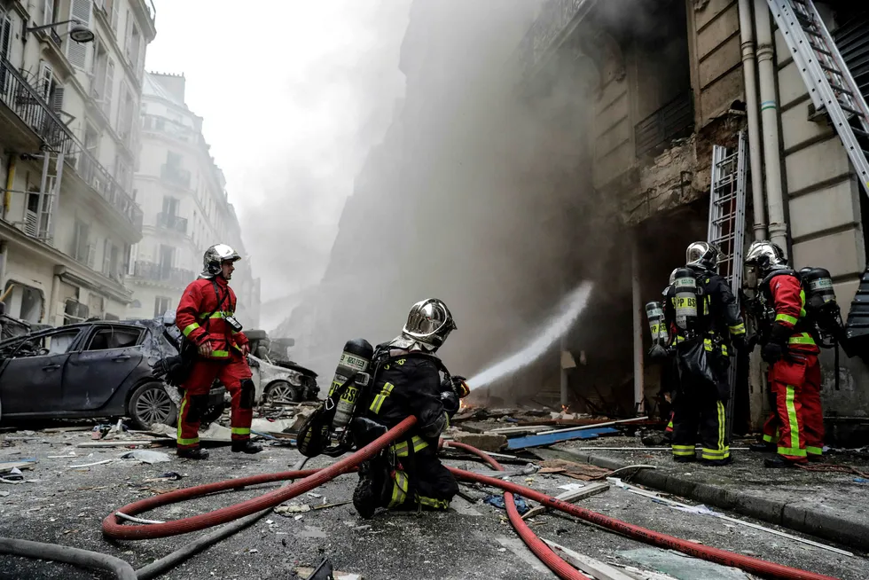 Brannvesen slukker flammer etter en eksplosjon i et bakeri i sentrum av Paris.