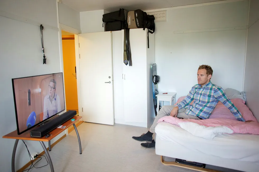 Ola Skaansar (29) flyttet inn i studentbolig etter å ha solgt leilighet i mai. Her har han planer om å bo en stund, ettersom han får mindre i lån enn tidligere og tror at boligprisene skal falle mer. Foto: Javad Parsa