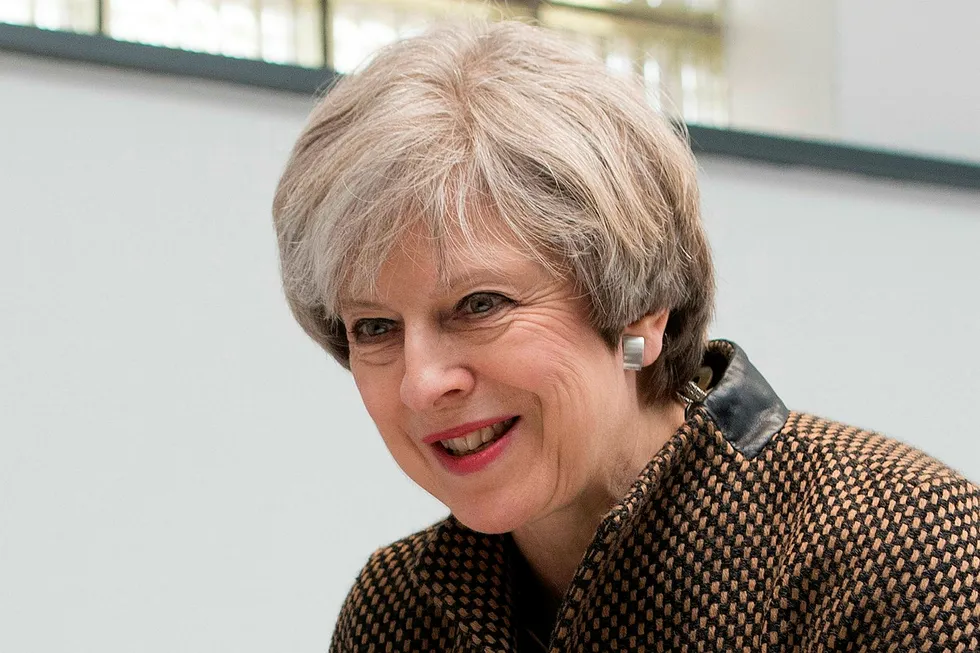 Britenes statsminister Theresa May kan gå på nok et brexit-nederlag i Parlamentets overhus i dag. Her ved et universitetsbesøk på King's College London Mathematics School i sentrale London mandag. AFP PHOTO / POOL / Victoria Jones Foto: VICTORIA JONES/AFP Photo/NTB Scanpix.