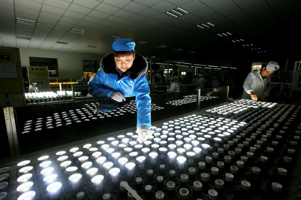 Aktiviteten ved kinesiske fabrikker falt i februar på grunn av kinesisk nyttår. Her fra en fabrikk som blant annet produserer energisparende lyspærer. Foto: STR/AFP/NTB Scanpix