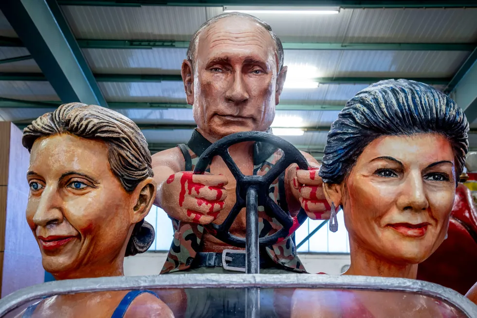 Putin som valgvinner: Karnevalsflåte fra Mainz med modeller av kvinnene som ble valgvinnere i Øst-Tyskland søndag: Alice Widel (t.v.) fra Alternative für Deutschland og Sarah Wagenknecht, begge «Putin-forståere».