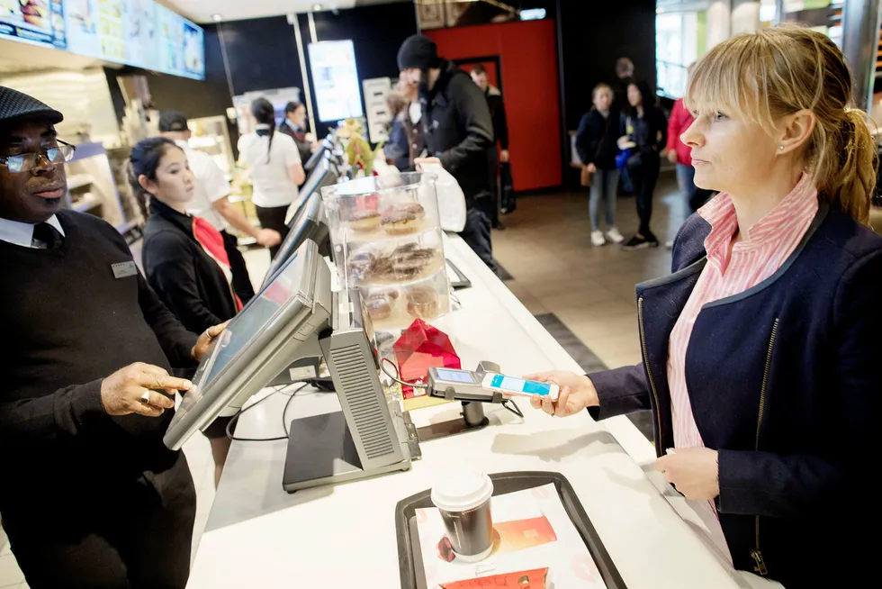 Allerede for halvannet år siden demonstrerte nestsjef Elisabeth Haug i Vipps betaling med mobil på McDonald's, men så langt har Vipps ikke klart å komme opp med en konkurransedyktig løsning i butikk.