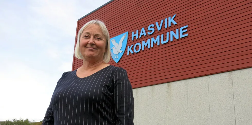 Eva D. Husby (Ap), ordfører i Hasvik, beskriver nyheten om at Cermaq skal bygge nytt anlegg i kommunen som å vinne i lotto.