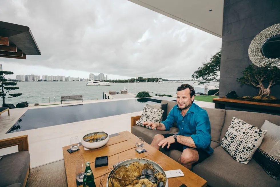 Strandlinje på Miami Beach og utsikt over Biscayne-bukten er formodentlig attraktive kvaliteter ved Are Traasdahls over 600 kvadratmeter store villa.