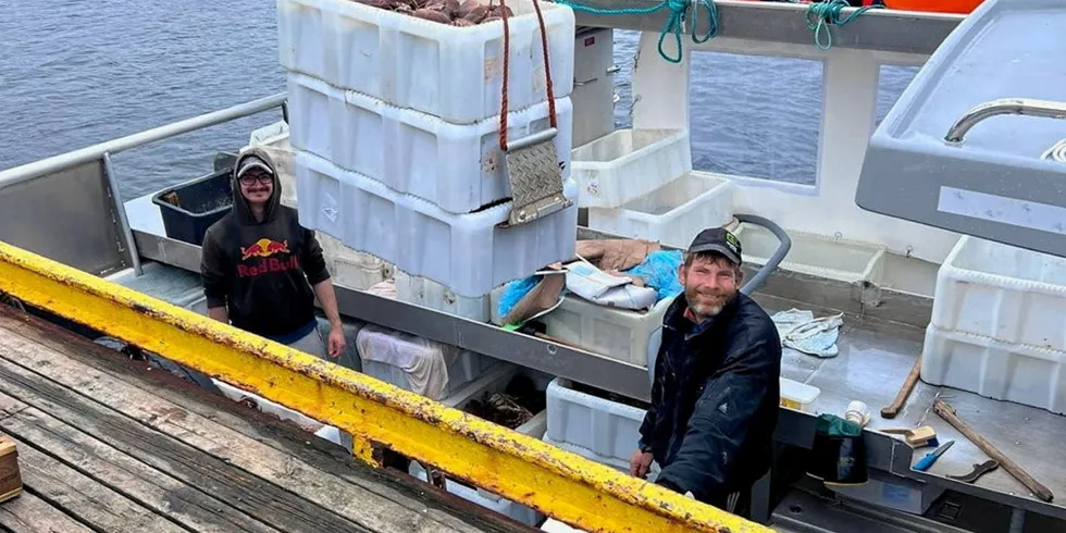 Emil Haugan og Geir Magne Hansen som holder til i Froan, leder listen over landinger av taskekrabbe med 127 tonn så langt i år.