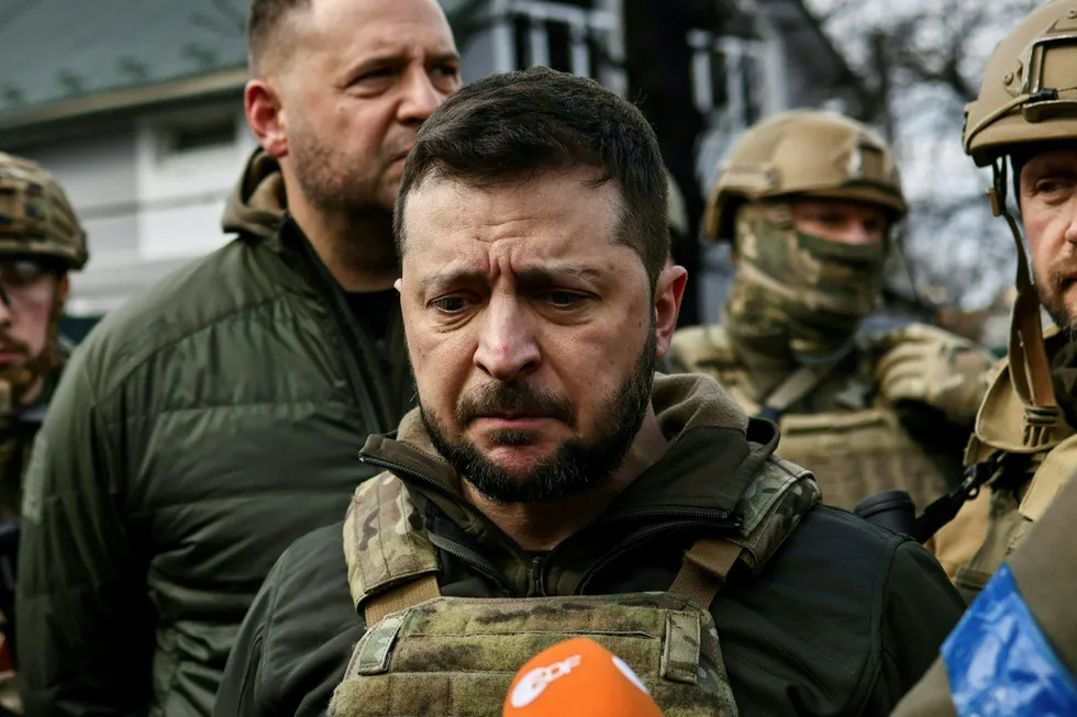 Skal vi bevisst legge opp til en langvarig utmattende krig? spør artikkelforfatteren. Her Ukrainias president Volodymyr Zelensky på besøk i Butsja i april. -