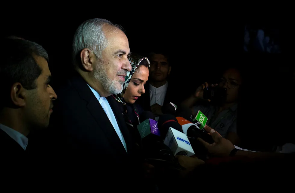 Irans utenriksminister Mohammad Javad Zarif sier de vil forsvare sitt farvann i Persiabukta.