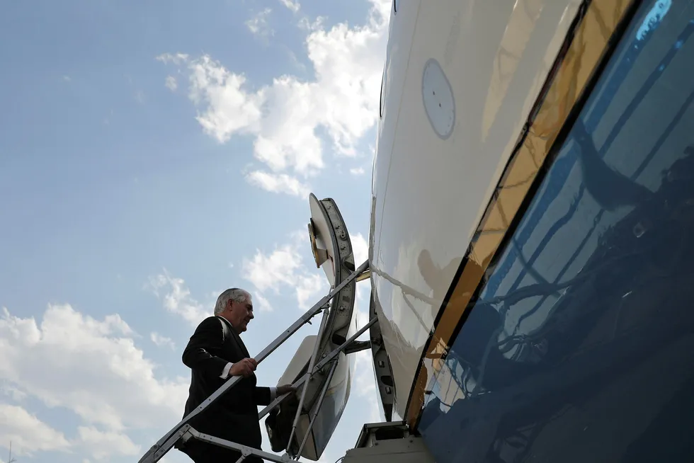 USAs utenriksminister Rex Tillerson, her på vei ombord i flyet etter sitt besøk i Mexico City. Foto: CARLOS BARRIA/Reuters