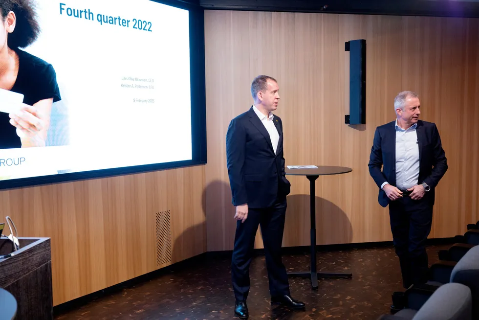 Avtroppende Komplett-sjef Lars Olav Olaussen presenterer selskapets resultater for fjerde kvartal. Her med styreleder Jo Lunder (t.h).