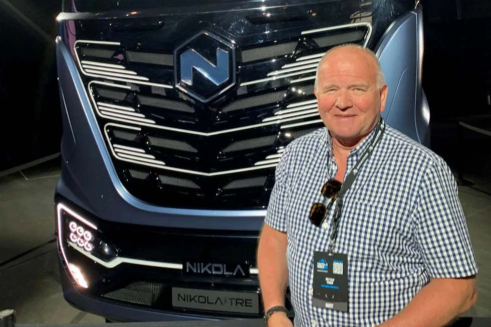 Rolf Olav Tenden foran en Nikola Tre på «Nikola World» i 2018. Han så lite som tydet på at selskapet var i ferd med å begynne produksjonen av funksjonelle hydrogenlastebiler.