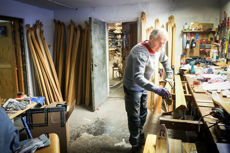 Ulf Rønning har drevet Rønning ski siden 1965. Nå har han overlatt ansvaret til sønnen Jonas Rønning. Her legges et siste oljelag på et par ski. Foto: Gunnar Lier