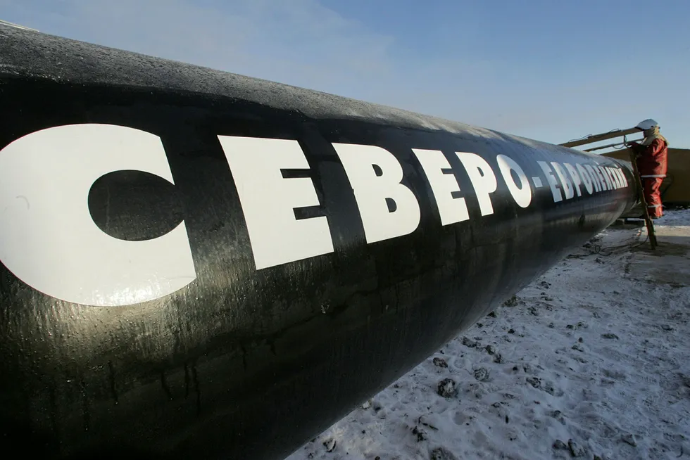 Ørsted, tidligere Dong Energy, inngikk en lang gasskjøpsavtale med Gazprom tilbake i 2006. På bildet inspiserer en medarbeider i Gazprom en del av den baltiske rørledningen.