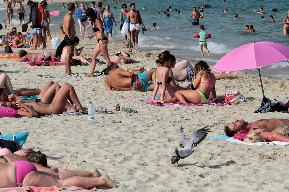 Turister soler seg på stranden i Magaluf på lørdag. Den viktige spanske turistsektoren har gått tilbake etter terrorangrepene i slutten av forrige uke. Foto: ENRIQUE CALVO/Reuters/NTB Scanpix