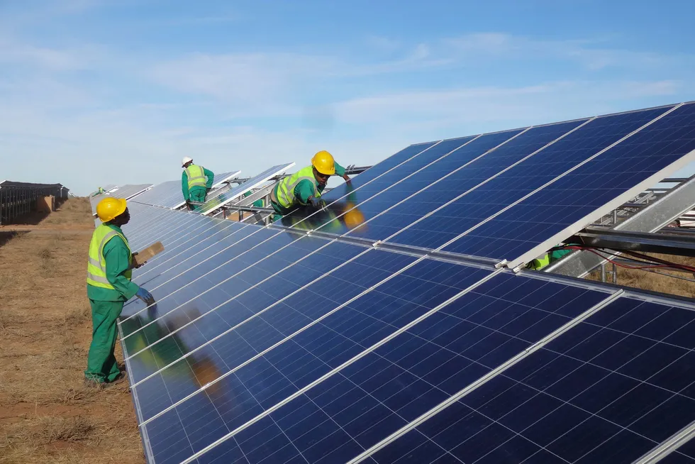 Investeringer på to milliarder kroner fra Klimainvesteringsfondet i fjor fjerner klimagassutslipp tilsvarende 13 prosent av de norske utslippene, skriver Steinar Holden. Norfund har finansiert solkraft i Mosambik.