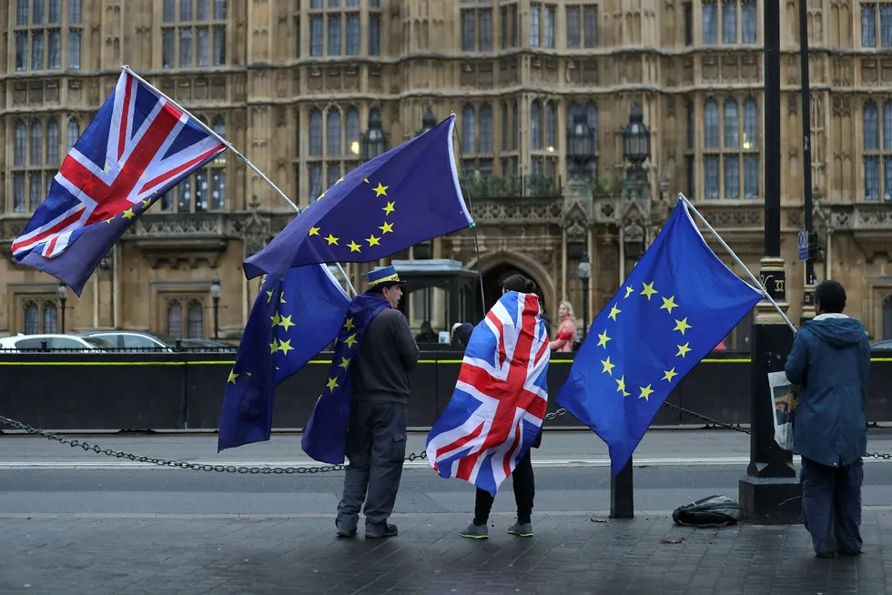 Britene er fortsatt delt i spørsmålet om de bør forlate EU, men et stort flertall mener EU sitter med de beste forhandlingskortene. Foto: Daniel Leal-Olivas/AFP/NTB Scanpix