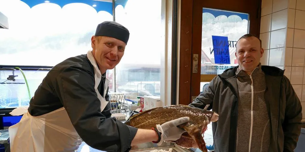 TONNEVIS: Fiskehandler Sven Olav Nettland viser frem flott skrei og eier av Strandkaien Fisk er kjempefornøyd med salget.Foto: Ole Erik Klokeide