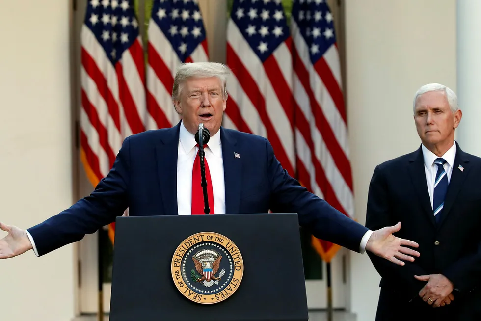 President Donald Trump med visepresident Mike Pence i bakgrunnen under mandagens koronapressekonferanse.