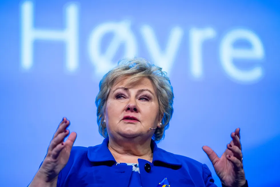 Høyre-leder Erna Solberg mener regjeringen må gjøre omdisponeringer for å finansiere Ukraina-krisepakken på 14,4 milliarder kroner.