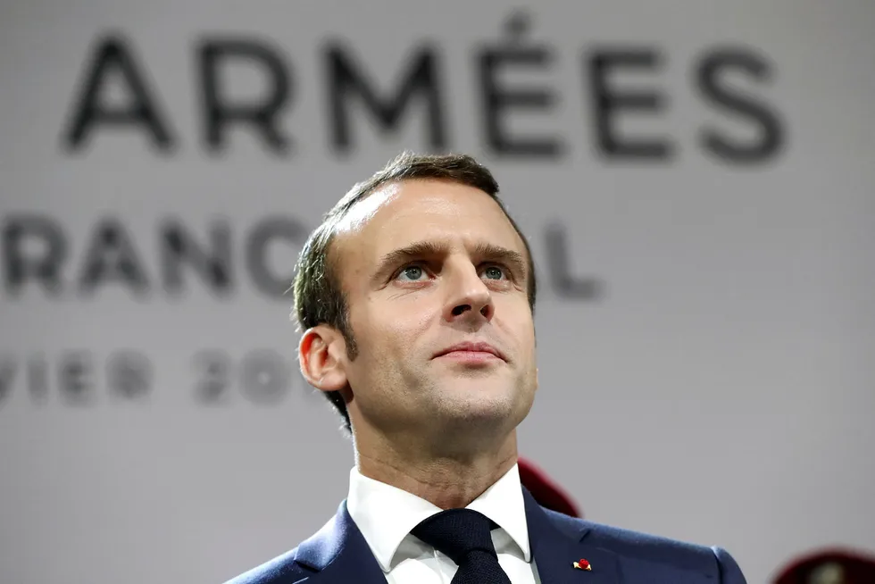 President Emmanuel Macron sier Frankrike ikke vil følge USA og trekke styrker ut av Syria.