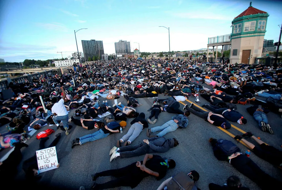 Demonstranter i Oregon la seg tirsdag kveld ned i ni minutter, som var tiden politimannen i Minneapolis hadde kneet på George Floyds nakke.