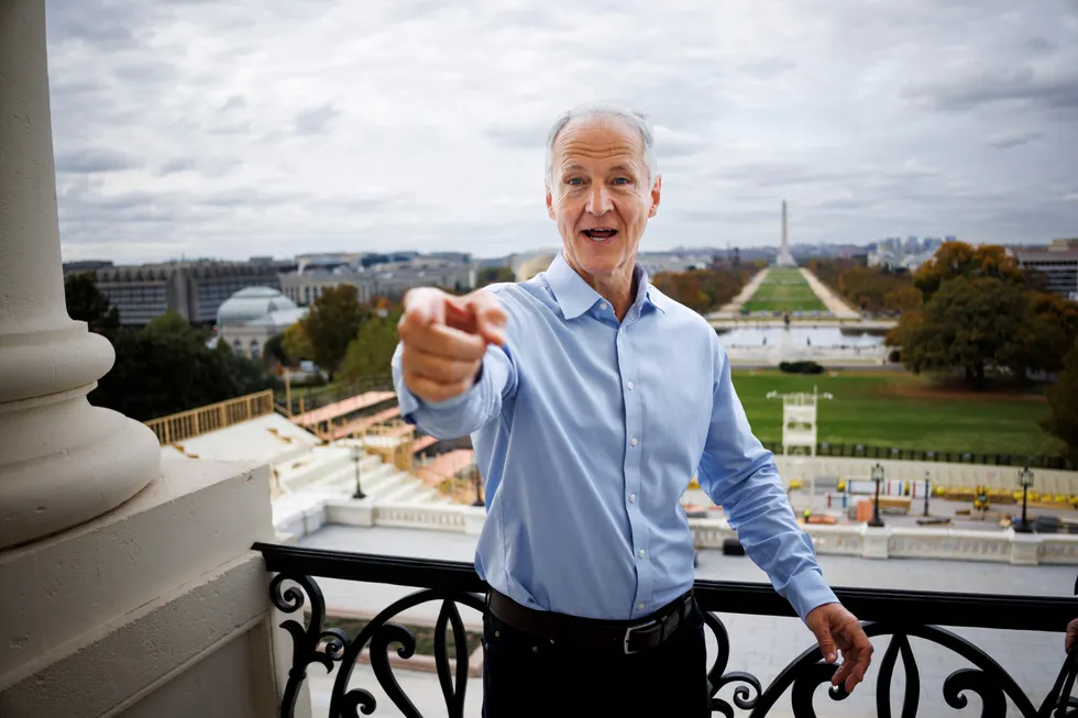 Tim Phillips (60) blir entusiastisk av den beste utsikten over Washington-monumentet selv om han har vært her oppe på balkongen av kongressbygningen mange ganger. Og den tidligere sentrale republikanske insideren ber europeerne slappe av selv om Trump skulle vinne.