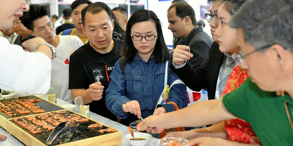 Demonstrasjon av norsk laks på messen World Seafood i Shanghai i fjor.