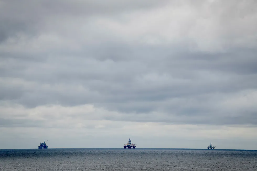 Analytiker tror oljeprisfallet kan tvinge Norge til å kutte i oljeproduksjonen. Her ses Troll A-plattformen i Nordsjøen.